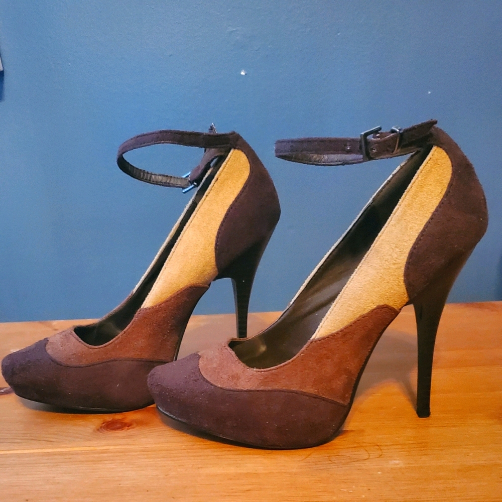 2 Lips " Too Ebony" Pumps
